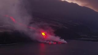 Momentul în care lava vulcanului din La Palma a ajuns în ocean. Oamenii sunt sfătuiţi să nu iasă din case din cauza gazelor toxice