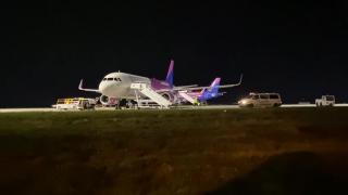 Filmul incidentului aviatic care a mobilizat zeci de pompieri şi medici pe aeroportul din Iași. Pasagerii au aplaudat când s-au văzut teferi, pe pistă