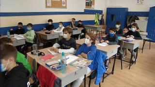 Pragul de şase la mie a fost desfiinţat, şcolile rămân deschise. Elevii vor fi testaţi de două ori pe săptămână, profesorii au nevoie de certificatul verde