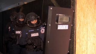 Cum arată un antrenament al trupelor speciale ale jandarmilor: simulări virtuale şi scenarii în poligonul tactic. Care sunt cerinţele de angajare