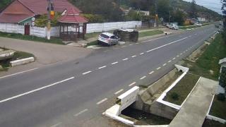 Accident filmat de camere în Vaslui. Patru oameni au ajuns la spital, după o depășire periculoasă pe linia continuă