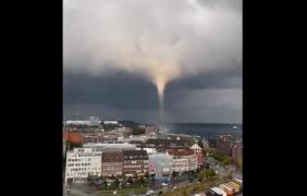 Mai multe persoane au fost luate pe sus și aruncate în apă de o trombă marină, în Germania