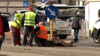 Borduri abia instalate, scoase ca să poată trece tramvaiul, în Capitală: "E tipic românesc. Peste o lună bagă alte tramvaie şi apoi schimbă bordurile"