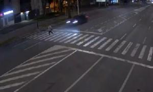 Imagini dramatice cu momentul impactului în care pietonul este spulberat pe o trecere de pietoni din Iaşi. Şoferul de 19 ani a fost arestat preventiv pentru 30 de zile