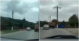 "Cum să faci aşa ceva?". Depăşire periculoasă a unei autospeciale de poliţie, în Argeş. A fost la un pas să lovească un grup de copii