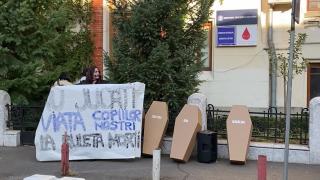 "Vă bateţi joc de noi şi de copiii noştri". Protest cu un singur părinte şi şase sicrie de copii, faţă de decizia de a menţine şcolile deschise