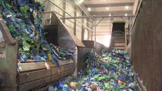 Cum se reciclează sticlele de plastic și revin la viață sub forma unor noi produse: Procesul, fascinant și prietenos cu mediul