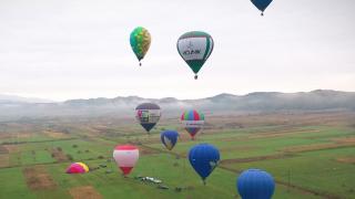 Cerul din Ţara Lăpuşului s-a umplut de baloane: "A fost ceva inedit, nu mă aşteptam să îmi placă aşa de mult acolo sus"