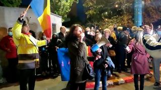 Protest la Constanța, zeci de oameni s-au adunat în fața Spitalului de Boli Infecțioase: "Demisia!"