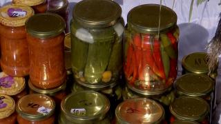 Delicii la borcan: Gospodarii din toată țara îşi pregătesc bunătățile pentru iarnă. Pentru unii, târgurile sunt locurile perfecte pentru a face provizii