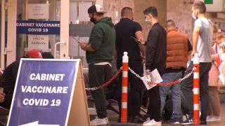 ''Nu ne obligă, dar ne constrânge.'' Cozi la centrele de vaccinare odată cu introducerea noilor restricţii. Cei mai mulţi aleg să se imunizeze cu Johnson&Johnson