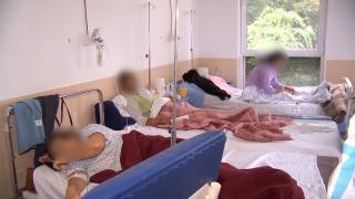 Spitelele, copleşite de numărul pacienţilor: oamenii sunt trataţi pe holuri, în aşteptarea unui loc în saloanele pline. La ATI mai sunt doar 3 locuri libere în toată ţara