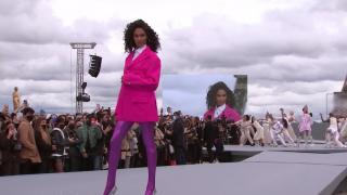 Săptămâna Modei de la Paris. Zeci de vedete de la Hollywood au luat parte la o prezentare de modă atipică, pentru a susţine egalitatea între sexe