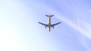 Aterizare de urgență pe Otopeni, după ce unui pasager i s-a făcut rău. Discuția dintre pilot și turnul de control: Este încă inconștient, pulsul său pare să fie slab