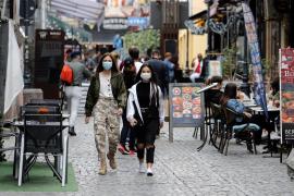 Restricţiile pentru nevaccinaţi au intrat în vigoare, în Capitală. Masca devine obligatorie în spațiile deschise aglomerate