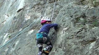 Vreme frumoasă, sport şi aer de munte. Zeci de pasionaţi de escaladă au participat, cu mic, cu mare, la Reuniunea de Alpinism din Alba