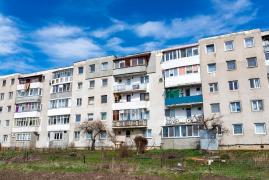 Ce sunt, de fapt, boxele de la subsolul blocurilor comuniste, în care oamenii țin borcane cu murături. Ar trebui să salveze vieți, în caz de calamitate