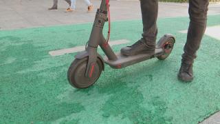 Reguli noi și restricții pentru cei care merg pe trotinete electrice. Cum trebuie procedat dacă schimbi direcția de mers