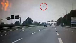 Momentul prăbușirii avionului lui Dan Petrescu, filmat cu o cameră de bord de un șofer. Ultimele două secunde dinaintea impactului devastator