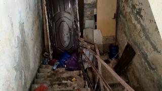 Trăiesc ca în ghetou în paradisul imobiliar. Dincolo de palmieri și restaurante, copii şi bătrâni îndură frigul şi mucegaiul