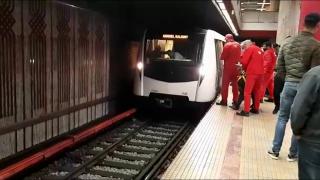 Primele momente de după accidentul de la metrou: Salvatorii se chinuie să o scoată pe tânără de pe şine