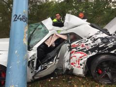 Dodge făcut praf într-un stâlp, pe un bulevard din Mamaia. Șoferul a murit