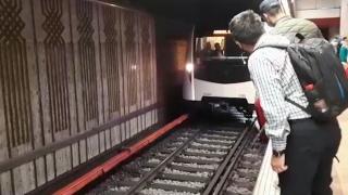 ''Mi s-a părut un ţipăt de ajutor.'' Mărturiile călătorilor care au asistat terifiaţi cum o tânără de 27 de ani s-a aruncat în faţa metroului