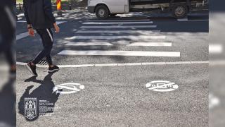 Soluția primăriei Satu Mare pentru a reduce numărul de accidente. Pietonii, atenționați prin marcaje speciale să nu folosească telefonul sau căștile când traversează