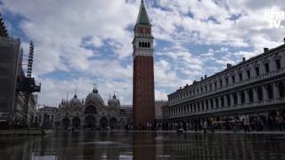 Veneţia a fost din nou inundată de maree. Apa de aproape 1 metru a afectat magazinele din piaţa San Marco