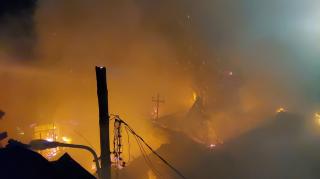 Incendiu puternic în București, în zona Vitan. O casă a luat foc și a ars ca o torță, flăcările s-au extins la o altă locuință