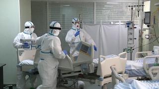 ''Încercăm să aprindem şi lumânarea, spunem şi rugăciune.'' Lupta dublă îi epuizează pe medici: Salvează pacienţii COVID, dar dau şi familiilor vestea decesului