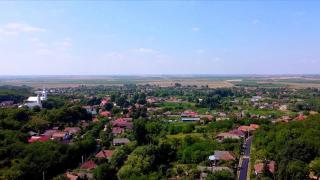 Un sat cu 3.000 de locuitori dă o lecţie României despre reciclare. Totul a început după ce primarul, în funcție de un deceniu, a făcut educaţie din poartă în poartă