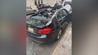 Un bărbat din SUA a supravieţuit miraculos după o căzătură de la etajul nouă. S-a prăbuşit peste o maşină parcată în faţa blocului