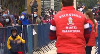 Voluntarii Sfintei Parascheva. Sute de tineri ajută pelerinii şi au grijă să respecte regulile de distanţare, la Iaşi: "Te simţi ca un înger"