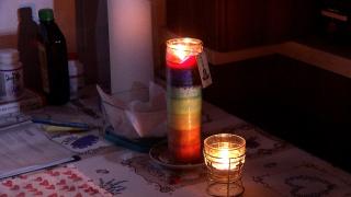 90 de familii trăiesc în beznă totală de două luni, după ce blocul a rămas fără curent. Oamenii îşi încarcă telefoanele la magazinele din cartier