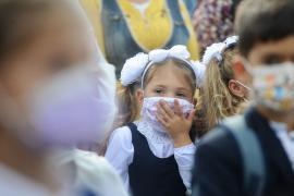 Incidența cazurilor Covid crește, dar nimeni nu-și asumă să închidă școlile. Ministrul şi directorii de şcoală îşi pasează responsabilitatea unei decizii clare