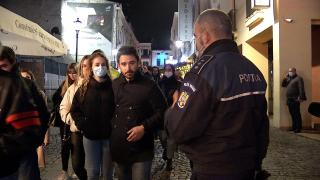 Polițiști și jandarmi, printre tinerii petrecăreți din Centrul Vechi: "Masca! Masca... domnişoară!"