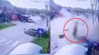 Un tânăr de 28 de ani a murit  într-un accident cumplit, în Mureş. Bărbatul a fost aruncat din maşină, după ce s-a izbit de un stâlp