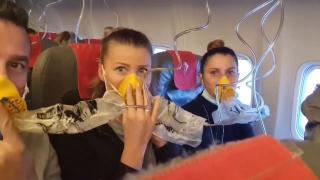 Avion cu români, depresurizat la 10.000 de metri altitudine. Mărturiiile terifiante ale pasagerilor: Șocul mare a fost când au căzut măștile