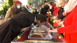 Pelerinii de la Sfânta Parascheva îşi dau masca jos, sărută moaştele, apoi se roagă la Dumnezeu să scăpăm de covid