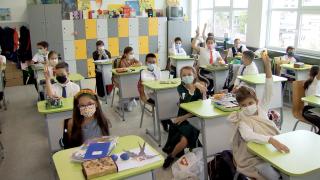 Trecerea cursurilor în online, un adevărat haos pentru profesori şi elevi. Cum îşi pasează ministrul şi directorii responsabilitatea închiderii şcolilor