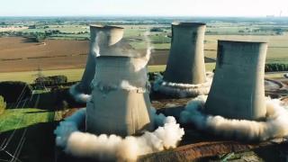 Patru turnuri înalte de 90 de metri au fost demolate în câteva secunde într-un orăşel din Anglia. Dezvoltatorii vor să construiască un centru economic