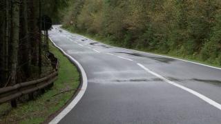 Gropi înlocuite cu denivelări: Un drum turistic din judeţul Cluj, proaspăt reabilitat, a ajuns să arate la fel de rău ca înainte