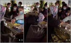 Moaştele Sf. Parascheva: O femeie sărută geamul plin de spirt al raclei, înainte ca aceasta să fie dezinfectată complet - VIDEO