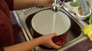 Locuitorii Capitalei îngheaţă în locuinţe lângă caloriferele reci. Zeci de mii de oameni riscă să rămână fără căldură şi apă caldă iarna aceasta