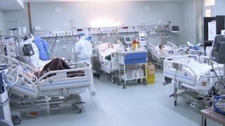 Colapsul sistemului sanitar din România. Cum aleg medicii ce pacienţi cu covid primesc un loc la ATI, ultima lor şansă de a lupta cu boala