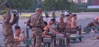 Demonstraţie de forţă a soldaţilor nord-coreeni, în faţa lui Kim Jong-Un: Au spart cărămizi cu capul şi s-au aşezat pe cioburi de sticlă