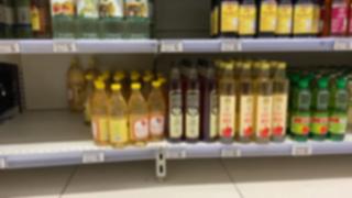 Alertă alimentară, după ce oțet contrafăcut a fost pus la vânzare pe rafturile din magazine: "Cum mi-o fi norocul! Încă n-am apucat să mănânc din el"