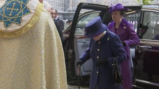 Regina Elisabeta a II-a, văzută în timp ce mergea folosind un baston. E pentru prima dată, după operaţia din 2004 | GALERIE FOTO