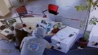 Jaf într-o bancă din Brăila. Momentul a fost surprins de camerele de supraveghere
